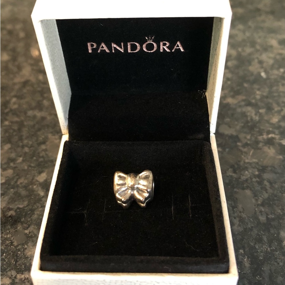 Pandora solid bow charm